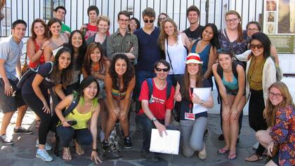 Parada en la iglesia del Pilar, en el barrio de Recoleta durante el Buena Onda Free Tour, liderado por Carolina.