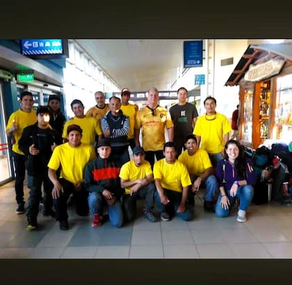 Parado en el centro de la imagen, con remera amarilla y lentes en el cuello, Hugo Acito disfruta sintiéndose uno más entre sus empleados