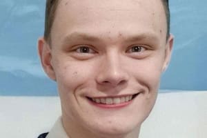 Paradójicamente, Daniel Jackson aún no pisó el país que dice gobernar.