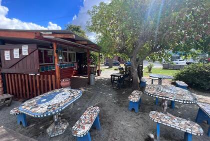 Las mesas bajo los árboles del parador