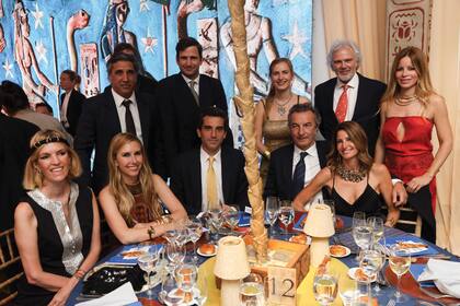 Parados: Arturo Grimaldi, Florencio de la Torre, Delfina Muniz Barreto, Martín Gómez y Nuria Quintela. Sentados: Luisa de Álzaga, María Calcaterra, Juan Neuss, Ángelo Calcaterra y Julia Tonconogy