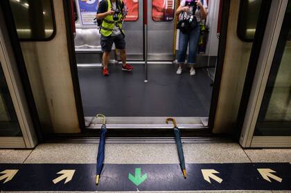 Paraguas colocados por manifestantes para impedir el cierre de las puertas de un vagón de metro, el 2 de septiembre de 2019 en Hong Kong