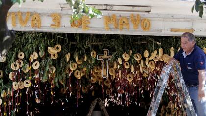 Paraguay festeja el Día de la Cruz con decoraciones de chipá