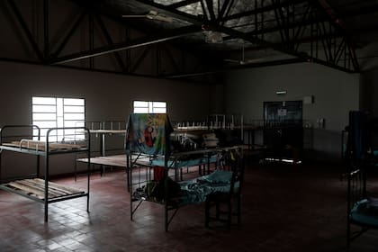 Una toalla cuelga de una litera en un cuartel militar, que alberga a los migrantes paraguayos que regresan de Brasil, en Remansito, Paraguay