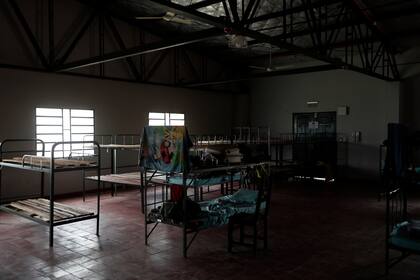 Una toalla cuelga de una litera en un cuartel militar, que alberga a los migrantes paraguayos que regresan de Brasil, en Remansito, Paraguay
