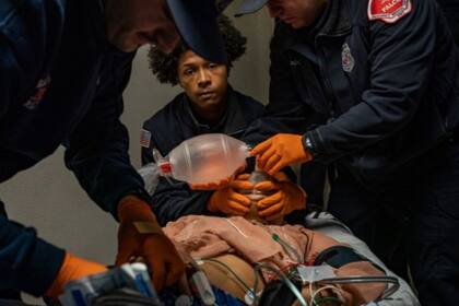 Paramédicos intentan salvar a una mujer en San Diego, EE.UU., tras una sobredosis