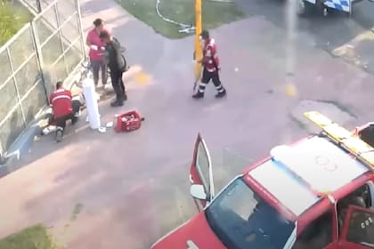 Paramédicos y personal del COT de Tigre asiste al empleado de la metalera asesinado en el barrio El Tábano