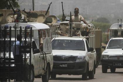 Paramilitares controlan hoy las inmediaciones del Aeropuerto Internacional Jinnah, en Karachi, Paquistán, después de una noche que sembró terror