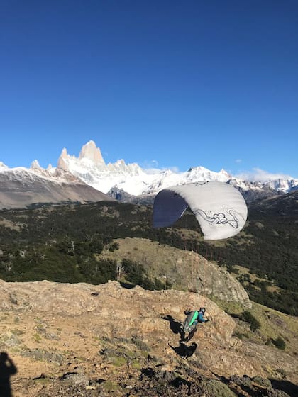 Parapente con vista al Fitz Roy. Una novedad que Alberto del Castillo sumó a El Chaltén