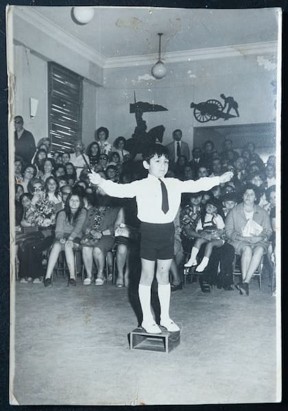 Parase frente a un auditorio y comunicar: una vocación temprana que Hugo Macchiavelli mostraba en la escuela.