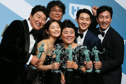 El elenco de Parasite hizo historia al llevarse el premio del sindicato de actores en 2020; Lee se encuentra a la derecha de la foto