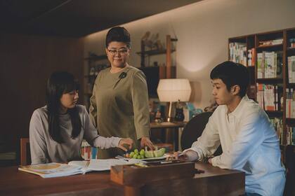 El film de Bong Joon-ho narra la relación entre dos familias: una rica y una pobre