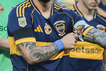 Parche en homenaje a Miguel Angel Russo por su fallecimiento. Encuentro entre Boca Juniors y Belgrano de Cordoba por la fecha 13 del Torneo Clausura 2025. En el estadio Alberto J. Armando, el 18 de octubre de 2025.