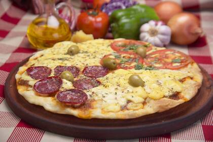 Parecchio ofrece pizzas congeladas perfectas para hornear en casa, como esta Calabresa con salsa de tomate, mozzarella y longaniza calabresa