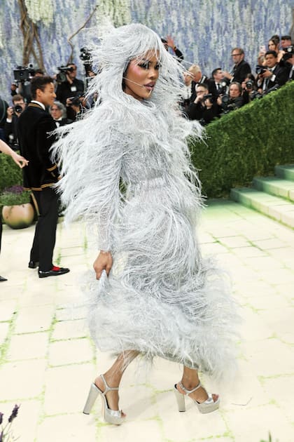 "Parece que se derrite con mis movimientos. Me gusta pensar en él como el "fantasma de un cuerpo": que aparece y desaparece mientras me muevo", dijo la artista Teyana Taylor sobre el diseño del colombiano Haider Ackermann para Tom Ford. Realizado íntegramente con flecos plateados, la propuesta logró su cometido: captó la atención de todos en la alfombra de la gala del Met, que este año no fue roja, sino que simulaba un antiguo camino de piedra con musgo, tal como eran los jardines renacentistas del norte de Italia