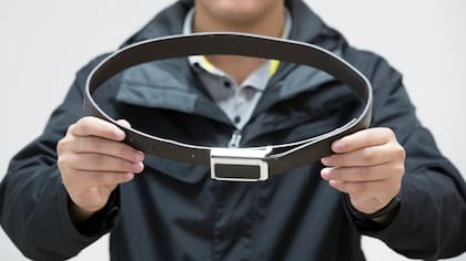 Parece un cinturón normal, pero esconde una radio donde recibir instrucciones de audio