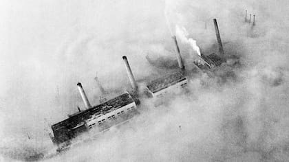 Parece un crucero en el océano pero estas son chimeneas de fábricas lanzando una densa niebla de esmog en Londres en 1952.