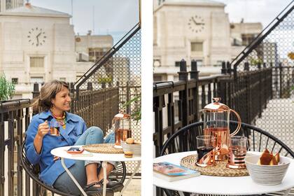 Un balcón verdaderamente privilegiado. La cafetera y los jarritos de vidrio y cobre son de Binah Deco.
