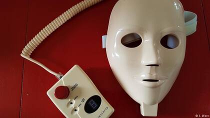 Parece un instrumento moderno de tortura. Pero, en realidad, sirve para acentuar la belleza con pequeñas descargas eléctricas