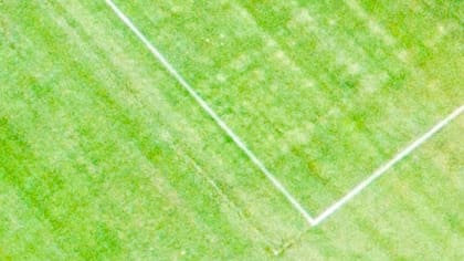 Parece una calle de doble de una cancha de tenis, pero es la extensión del área de la cancha de Deportivo Riestra, borrada este lunes después del escándalo