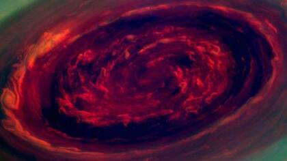 Parece una rosa, pero es una tormenta gigante en el polo norte de Saturno. Su ojo tiene un diámetro de 2.000 km.