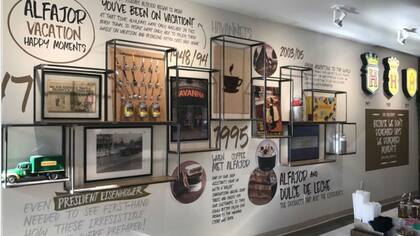 Pared decorativa en el interior del local