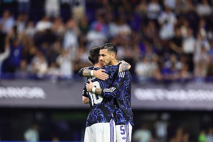 Paredes abraza a Messi durante la goleada de la selección argentina a Zambia de este martes; este jueves no sería titular en Boca