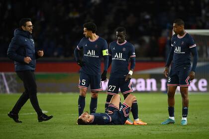 Paredes acusó un dolor, fue reemplazado y se retiró directamente al vestuario