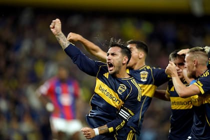 Paredes celebra el gol de Ascacíbar a San Lorenzo con una camiseta de Boca con el escudo que estrenó el club en 2025, para el 120 aniversario