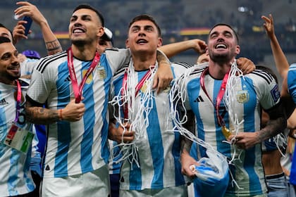 Paredes, Dybala y De Paul, en los festejos luego de que la Argentina le ganara la final del Mundial a Francia