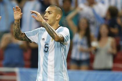 Paredes, el día que anotó su primer gol en la selección, frente a Singapur