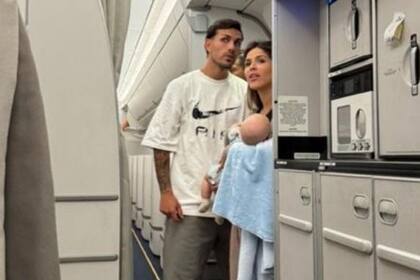 Paredes junto a su esposa y su hijo más pequeño, durante el vuelo de regreso a Buenos Aires