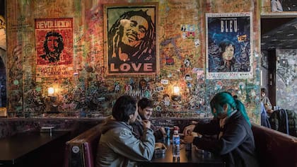 Paredes que combinan cuadros e inscripciones en Joint.