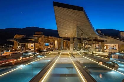 Paredes retráctiles de vidrio funden el interior con el exterior