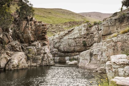 Paredes rojas y piletones naturales en Sierra de la Ventana.