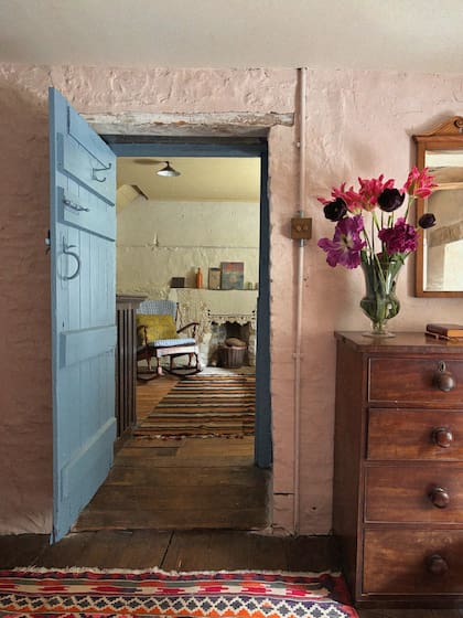 Paredes rosadas, puerta celeste.