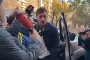 Paredes, sorprendido por la cantidad de hinchas y periodistas que lo esperaban en la puerta de la clínica donde se hizo la revisión médica