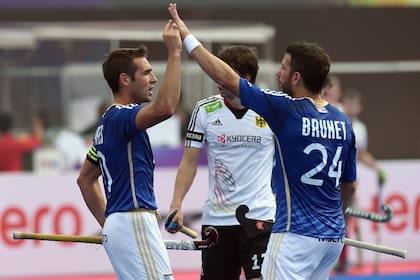 Paredes y Brunet festejan uno de los tantos argentinos