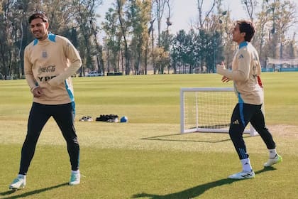 Paredes y Dybala se movieron durante junio en el predio de la AFA; el 5 desea tener en Boca al 22, cuyo contrato con Roma finalizará en junio próximo.
