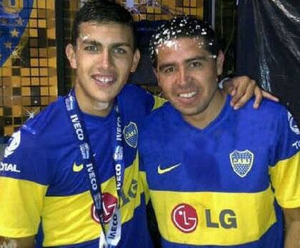 Paredes y Riquelme, en tiempos de compartir equipo; el volante de Roma está cerca de regresar a Boca