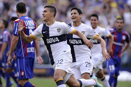 Festejo delante de Guillermo Burdisso y Guillermo "Pol" Fernández, en la tarde de sus primeros goles en Boca: doblete a San Lorenzo para una victoria por 3 a 1, en 2012.