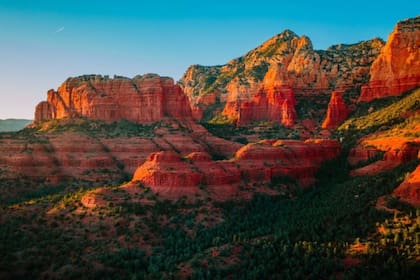 Paredones rocos de color rojo intenso y cielo azul profundo, en Sedona