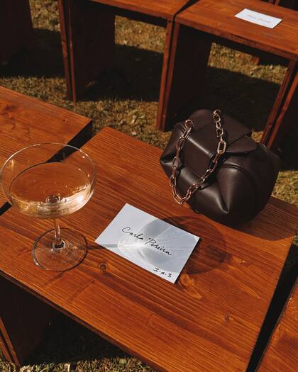 Pareja de Diego ""El Cholo" Simeone, la empresaria Carla Pereyra tuvo su lugar reservado en el desfile de Gabriela Hearst