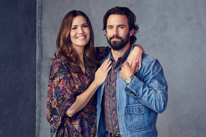 Pareja en la ficción, muy amigos en la vida real. Mandy como Rebecca y Milo como Jack en This is Us.