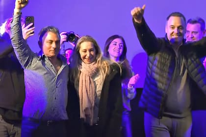 Pareja, Karina Milei y Adorni