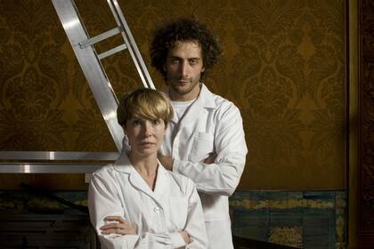 Otros tiempos: Luciano Cáceres y Gloria Carrá, con los guardapolvos de sus personajes de la obra 4D Optico