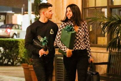 Pareja perfecta. Nick Jonas y Priyanka Chopra se miran con amor mientras acuden a una cena con amigos