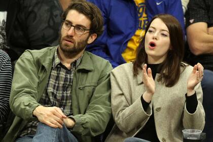 Pareja que avanza firme: Emma Stone y su novio, Dave McCary, muy compenetrados con un partido de la NBA en el Staples Center de Los Angeles