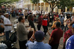 Parejas bailan al ritmo de música en directo en la plaza de La Libertad de San Salvador, El Salvador, domingo 19 de marzo de 2023.