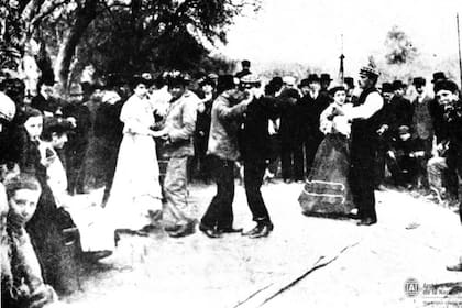 Parejas bailan el tango en Palermo, en 1890